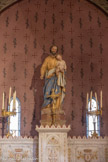 <center>Eglise Saint-Pierre</center>Le bas-côté droit. Chapelle Saint-Joseph (XVe-XIXe siècle). L'Enfant Jésus est endormi dans les bras de saint Joseph.